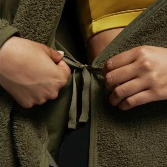 NWT Nike Long Sleeve training wrap top - Picture 5 of 8